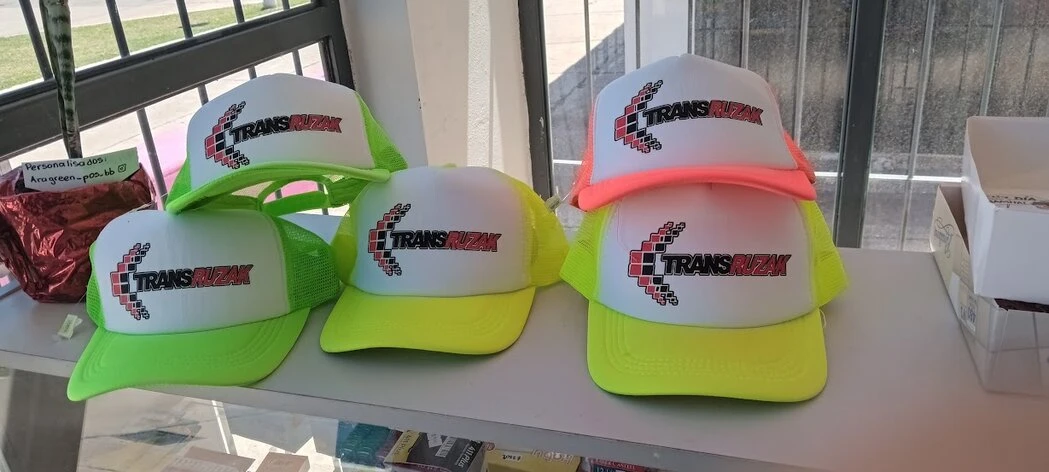 Taza y bolígrafo promocionales con logo